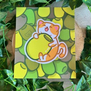 Ilustración de Benjamín, el gato aceituno. Un gato blanco y naranja abrazado a una aceituna verde con un fondo de aceitunas de verdes variados.
