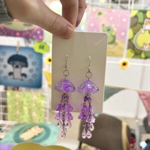 Pendientes artesanales de medusa morados. Cuentas de vidrio y cristal y metal de acero inoxidable hipoalergénico.