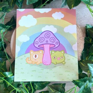 Ilustración de Oniria, un juego de rol narrativo surrealista que presenta a Muk, un gato verde camaleón con nariz de cerdo y a Chester, un gato serpiente naranja y cíclope, escondidos tras una seta- Están sobre césped y el fondo es un arcoíris saturado con nubes