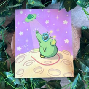 Ilustración de una rata alien. Es verde y tiene antenas. Está como asustada mirando a una nave espacial verde también. Está sobre un planeta amarillo con cráteres y el fondo es rosado con estrellas amarillas brillantes.