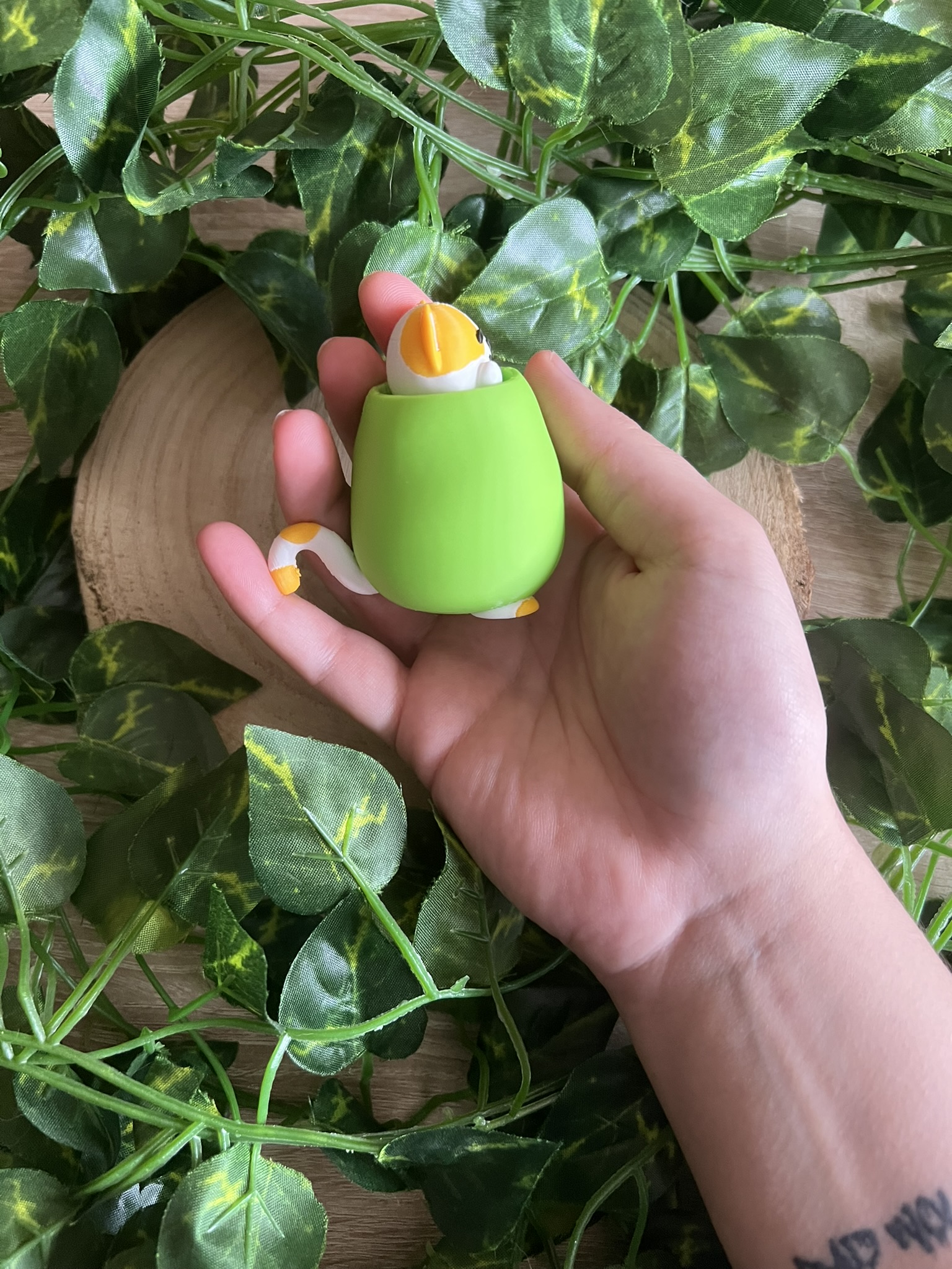 Llavero tipo clicker con impresión 3D del gato aceituno (Benjamín) que es un gato naranja y blanco metido en una aceituna verde