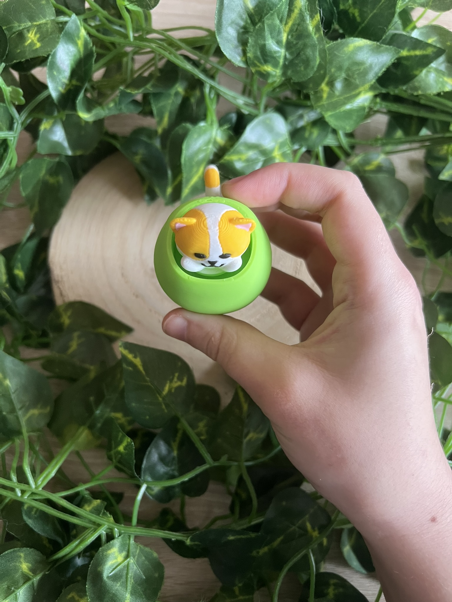 Llavero tipo clicker con impresión 3D del gato aceituno (Benjamín) que es un gato naranja y blanco metido en una aceituna verde