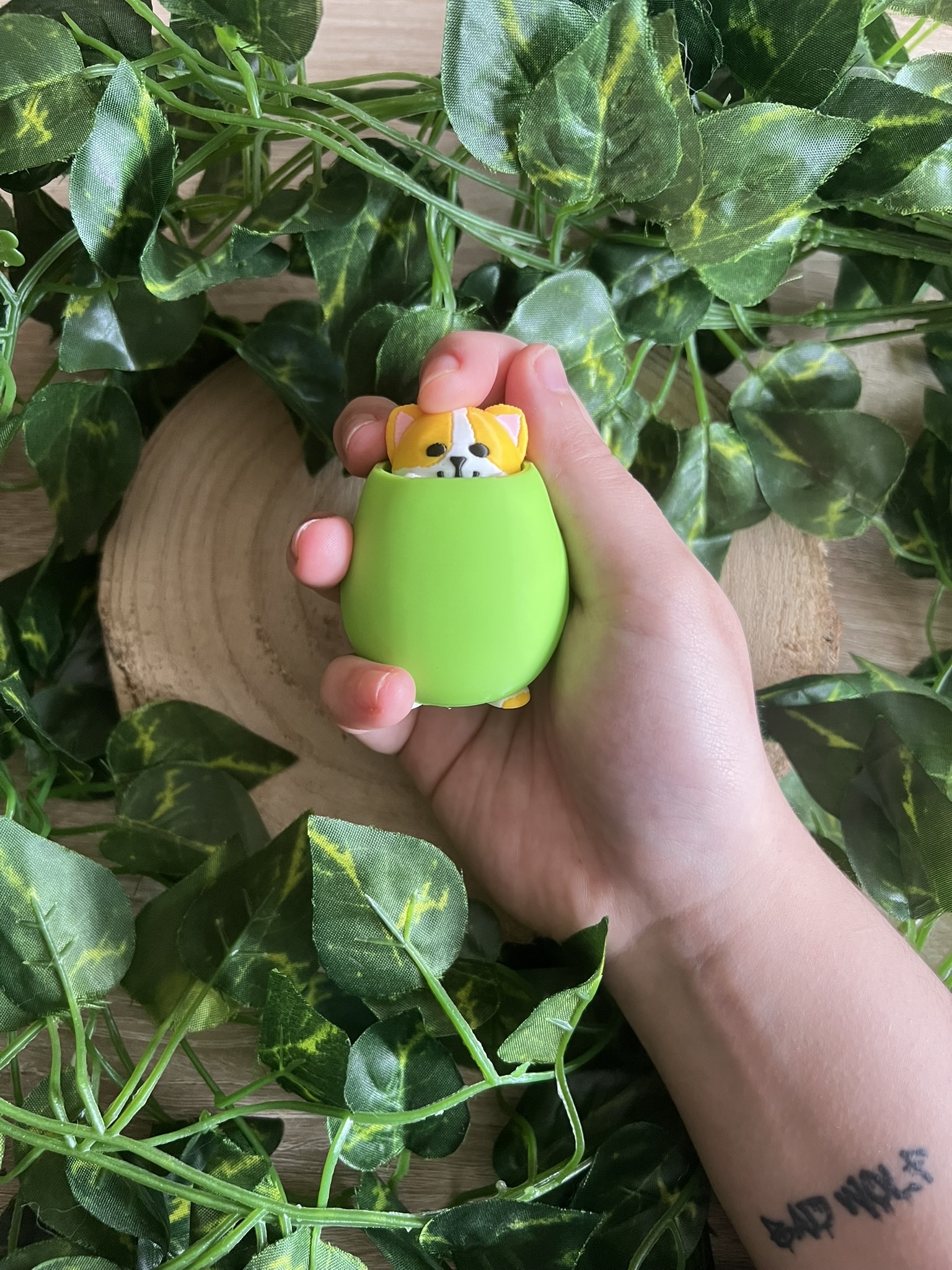 Llavero tipo clicker con impresión 3D del gato aceituno (Benjamín) que es un gato naranja y blanco metido en una aceituna verde