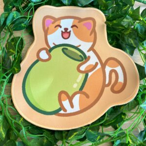 Mouse pad del gato aceituno (Benjamín) abrazando una aceituna verde. El gato está contento y es blanco y naranja