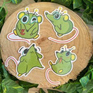 Pegatina holográfica de Nati la rata alien. Sticker de vinilo de rata verde