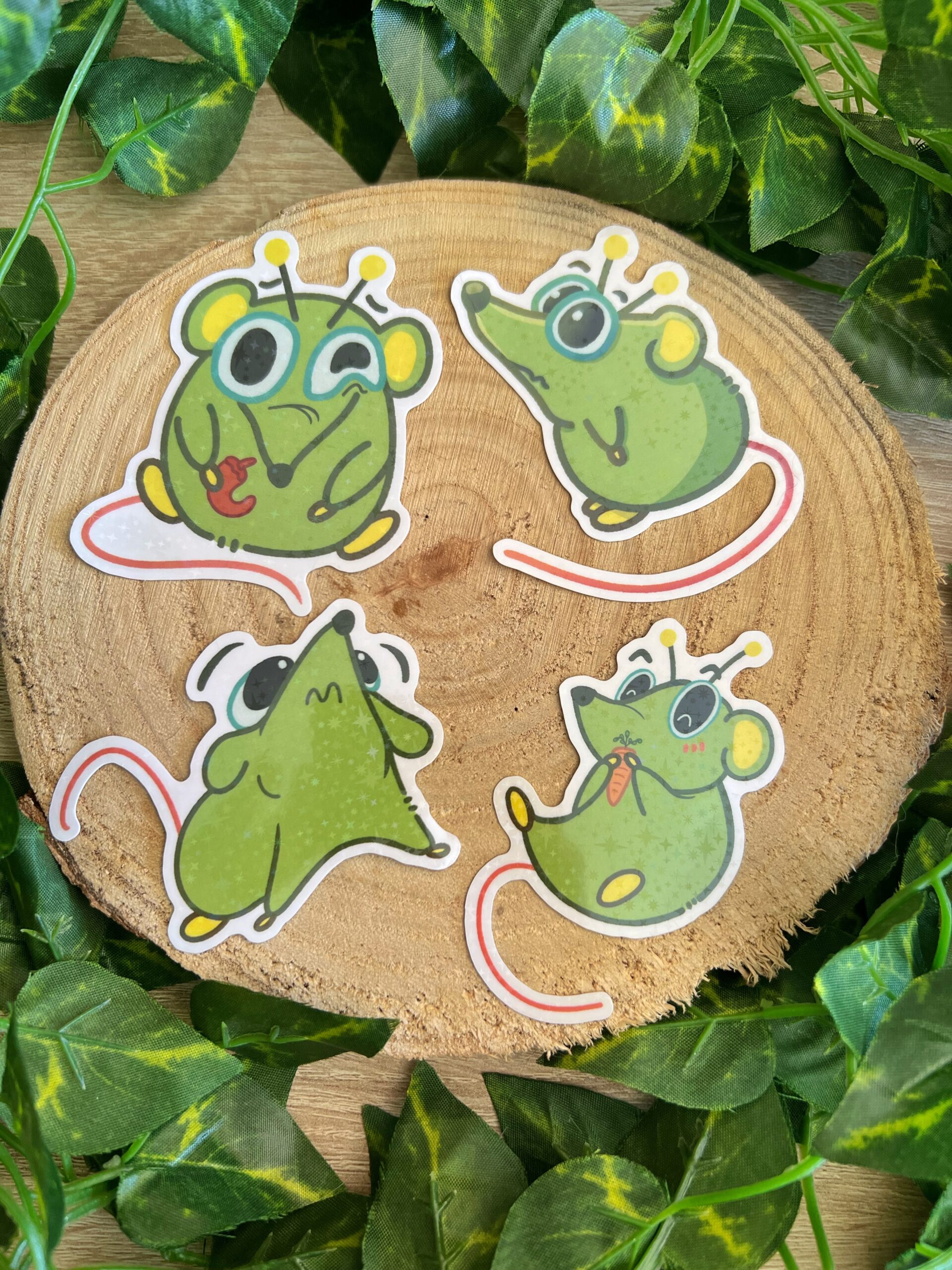 Pegatina holográfica de Nati la rata alien. Sticker de vinilo de rata verde