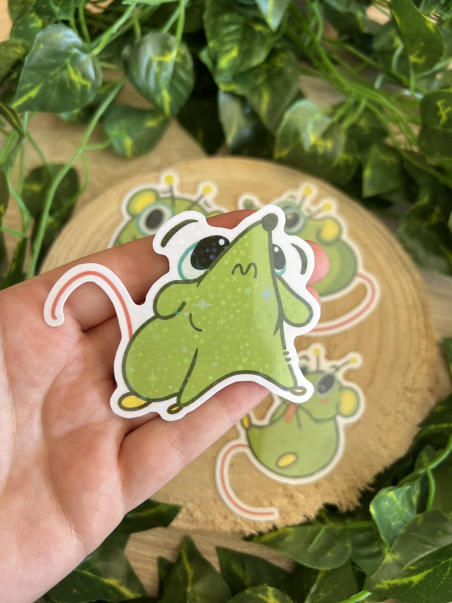 Pegatina holográfica de Nati la rata alien. Sticker de vinilo de rata verde
