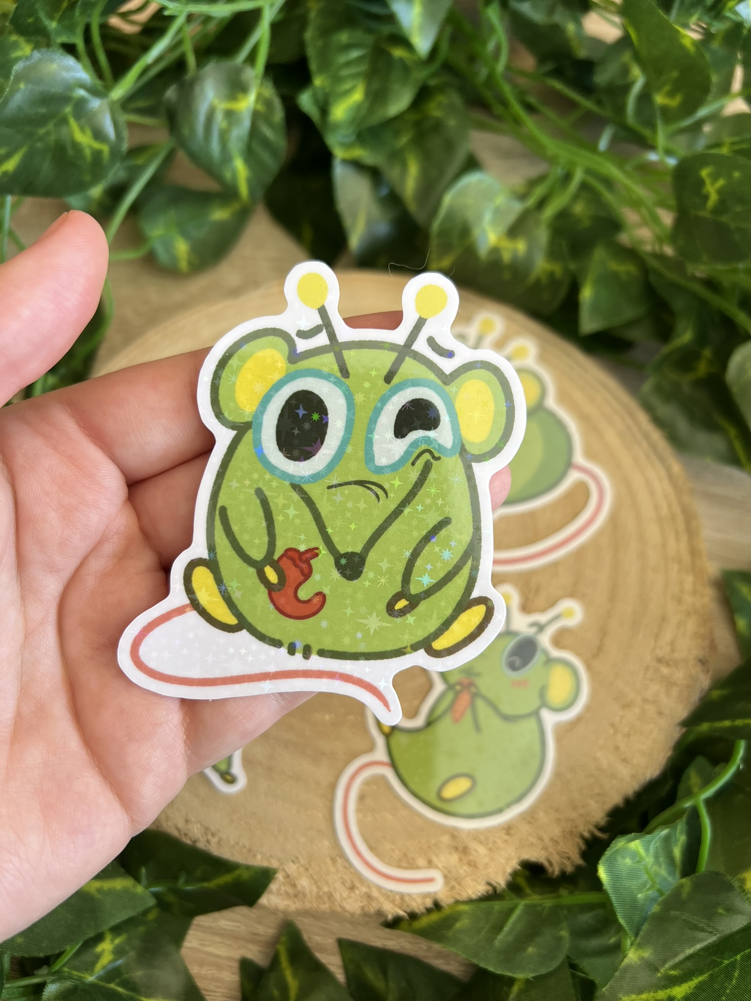 Pegatina holográfica de Nati la rata alien. Sticker de vinilo de rata verde