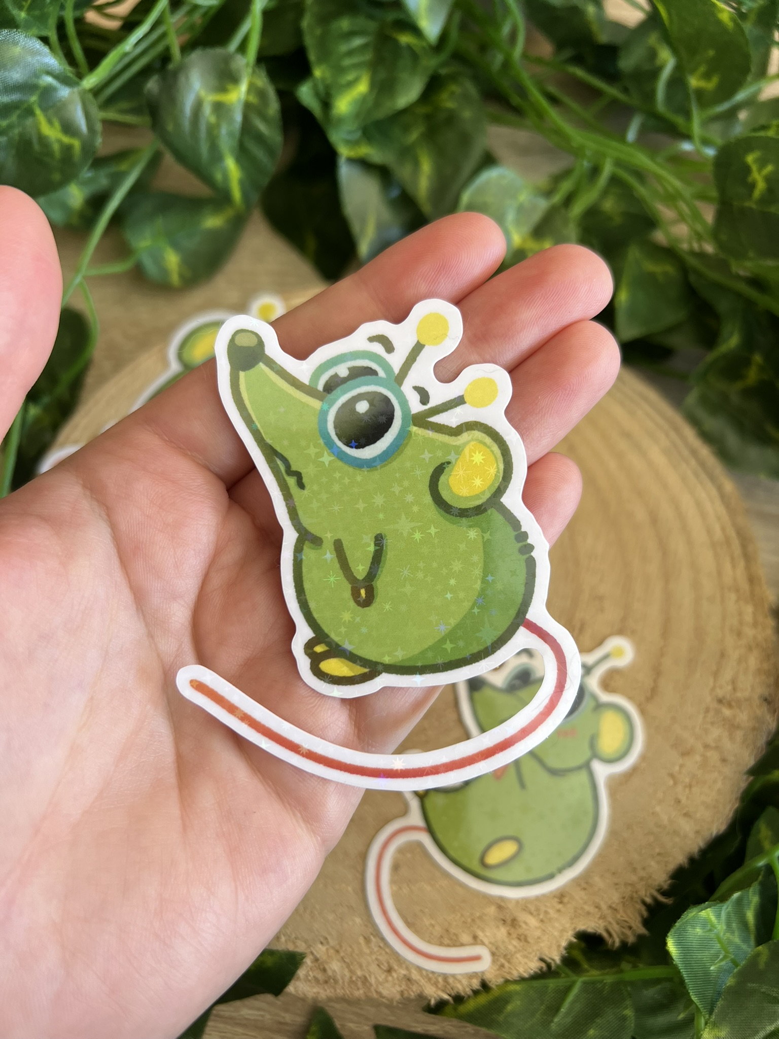 Pegatina holográfica de Nati la rata alien. Sticker de vinilo de rata verde