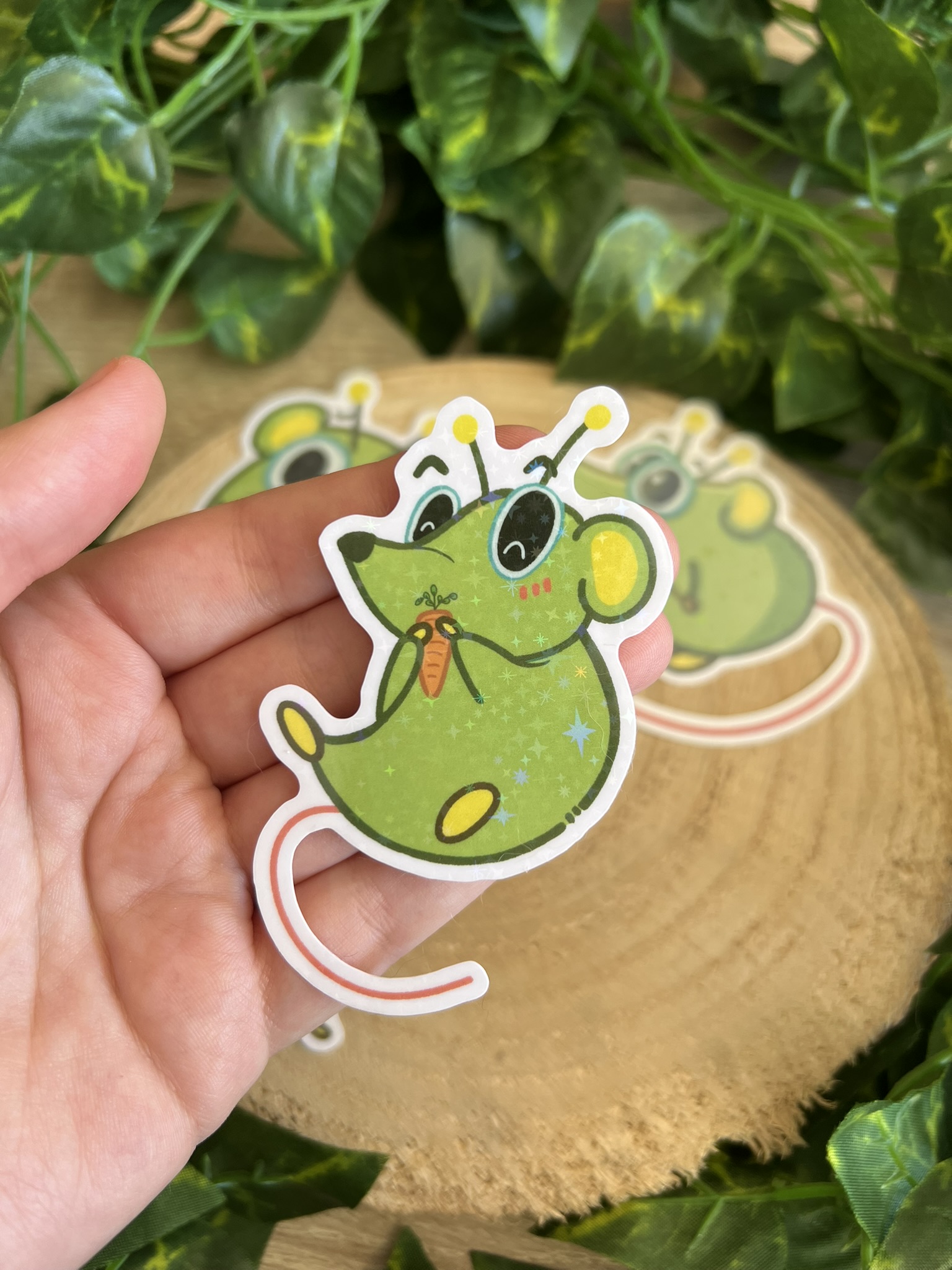 Pegatina holográfica de Nati la rata alien. Sticker de vinilo de rata verde